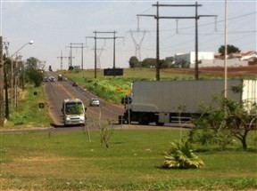 Buracos na pista, ondulações e um trânsito muito perigoso